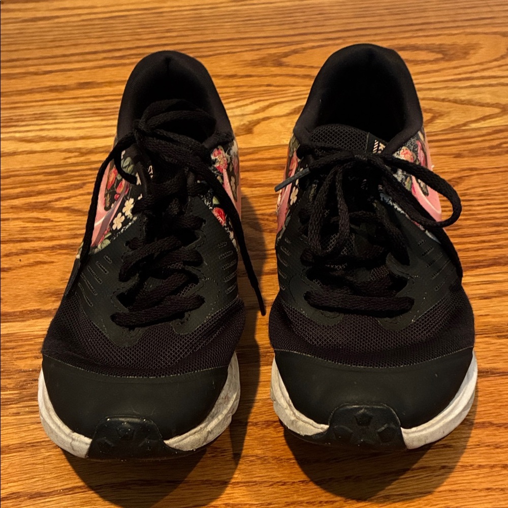 Floral Black and Pink Women's Sneakers Nikes size 5.5 y